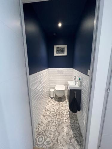 Bilik mandi di Studio tout confort climatisé avec jardinet, en centre bourg, proche plage, mer, La Rochelle et Chatelaillon