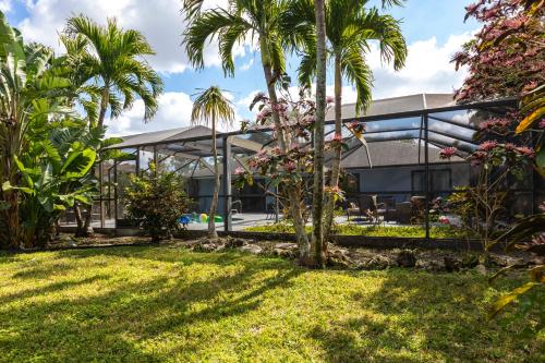 Un jardín fuera de 3BR With HUGE 2k sq ft Lanai & Seasonally Heated Pool