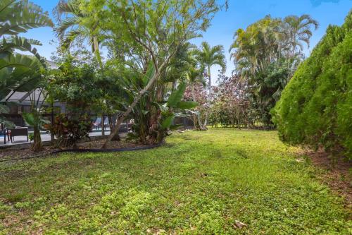 Un jardín fuera de 3BR With HUGE 2k sq ft Lanai & Seasonally Heated Pool