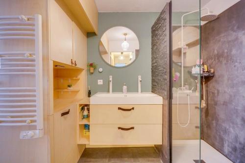 une salle de bain avec un lavabo et une douche dans l'établissement Cozy apartment, perfect location, à Bordeaux