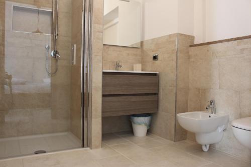 ein Bad mit einer Dusche, einem Waschbecken und einem WC in der Unterkunft Lu Passittu in Norcia