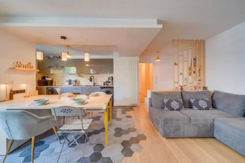 une cuisine et un salon avec un canapé et une table dans l'établissement Cozy apartment, perfect location, à Bordeaux