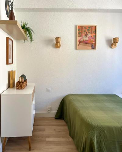 une chambre avec un lit et une commode blanche avec publicité dans l'établissement Casa Bazille, à Montpellier