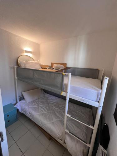 une chambre avec deux lits superposés dans une pièce dans l'établissement a 2 minutes de la plage vue mer et piscine, à Cannes