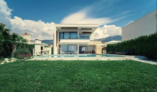 Beachfront Villa with Heated Infinity Pool and Direct Sea Access Kastela near Split