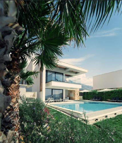 Beachfront Villa with Heated Infinity Pool and Direct Sea Access Kastela near Split
