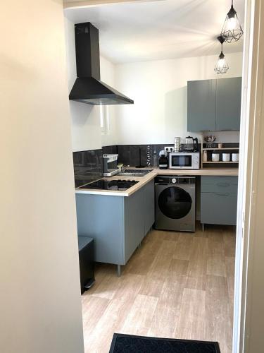 Il comprend une petite cuisine équipée d'une cuisinière et d'un évier. dans l'établissement Comme à la maison, en Normandie, à Gruchet-le-Valasse