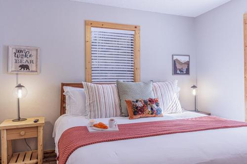 Ένα ή περισσότερα κρεβάτια σε δωμάτιο στο Whispering Pines Cabin