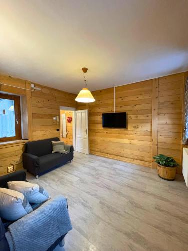 a living room with a couch and a flat screen tv at Da Nonno Nani in Venas