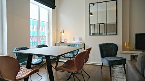 une salle à manger avec une table et des chaises dans l'établissement Little Suite - Alix, à Lille