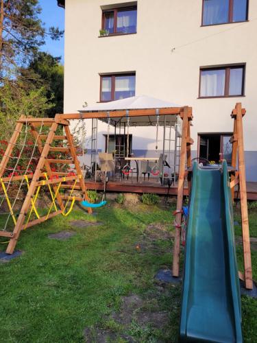 Ein Kinderspielbereich in der Unterkunft Apartamencik Pod Krokusem