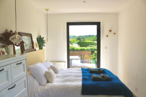 - une chambre avec un lit doté d'une couverture bleue dans l'établissement Villa Adeona - Luxury House Valbonne - Pool - AC, à Valbonne