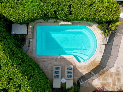 - une vue sur la piscine dans la cour dans l'établissement Villa Adeona - Luxury House Valbonne - Pool - AC, à Valbonne