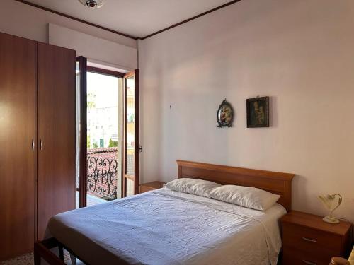 Stazione di PaestumにあるVerna Vacation Homeのベッドルーム1室(ベッド1台付)、バルコニーへのドアが備わります。