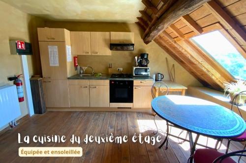 Una cocina o zona de cocina en Auberge du Grand-Duc, séjour au coeur d'un tiers-lieu