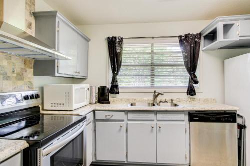 Η κουζίνα ή μικρή κουζίνα στο 7 Mi to Dtwn Family-Friendly Augusta Home with Yard