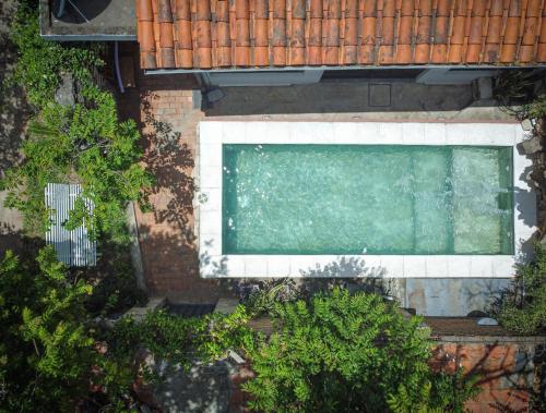 an overhead view of a swimming pool on a building at Casa Eva, rústica y cálida familiar in Asuncion