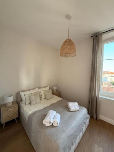 um quarto com uma cama com duas toalhas em Maison Dalaise - Cannes em Cannes