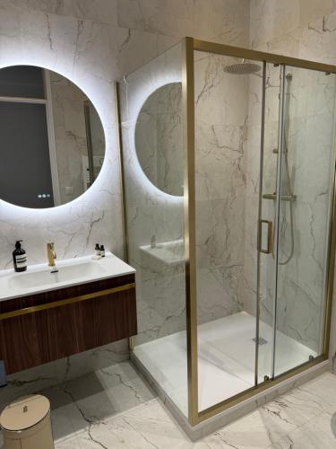 um banheiro com chuveiro e pia em Maison Dalaise - Cannes em Cannes