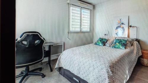 une chambre avec un lit, un bureau et une chaise dans l'établissement Nice barelli, à Nice