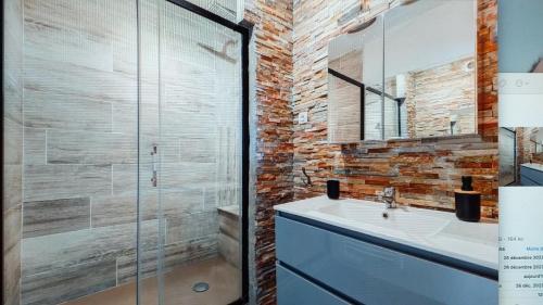 une salle de bain avec un lavabo et une douche en verre dans l'établissement Nice barelli, à Nice