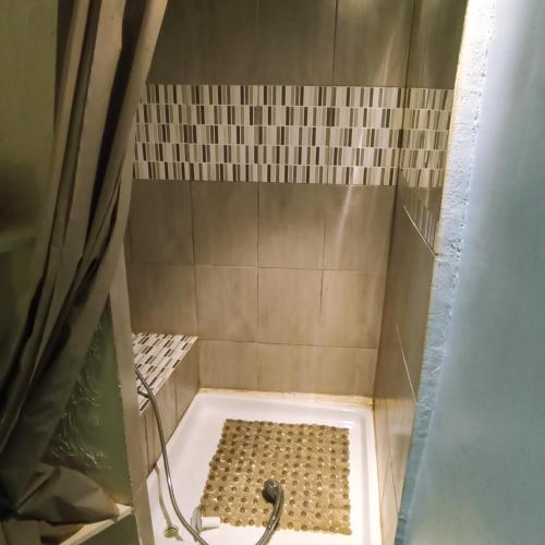 une douche avec baignoire et rideau de douche dans l'établissement apartement des Romains, à Sospel