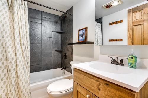 Ванная комната в Family-Friendly Lakefront Retreat in Tomahawk!