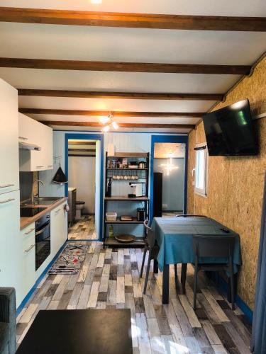- une cuisine avec une table de ping-pong dans la chambre dans l'établissement Le Refuge des Bois de Morphée, à Escamps