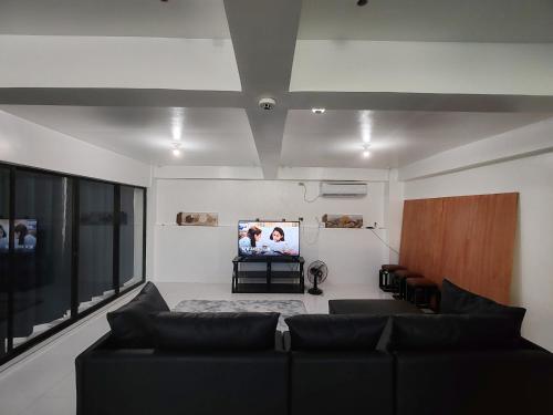 TV a/nebo společenská místnost v ubytování Casa De Gracia Private Resort Staycation