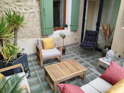 d'une terrasse avec des chaises, une table et un canapé. dans l'établissement Maison de village avec terrasse, à Aubais