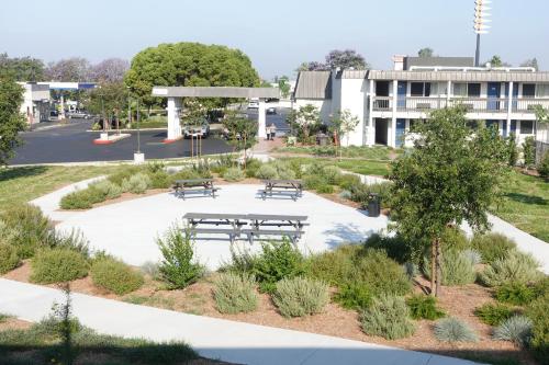 an overhead view of a park with benches and a building at Motel 6-Claremont, CA in Claremont