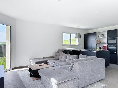 un salon avec un canapé et une table dans l'établissement Belle maison sur Cournon 10 pers Chataigniers, à Cournon-dʼAuvergne