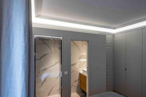 Cette chambre dispose d'un dressing avec un miroir. dans l'établissement Cozy Paris apartment, à Paris