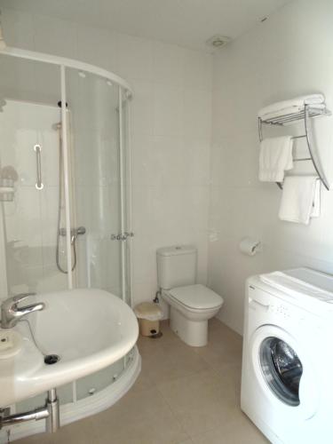 Koupelna v ubytování APARTAMENTOS OUTEIRO