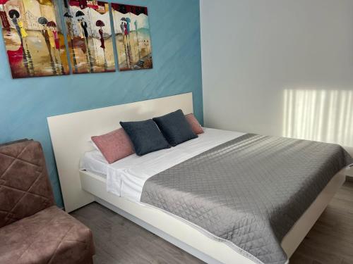 un dormitorio con una cama con dos almohadas. en Budva APT, en Budva