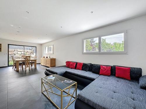 un salon avec un canapé et une table dans l'établissement Maison spacieuse tout équipée Dolet, à Clermont-Ferrand