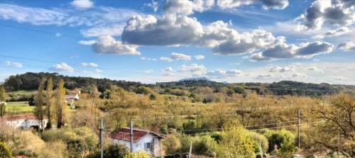 - une vue sur un champ arboré et un ciel nuageux dans l'établissement Lawrence House Barnes, à Bidart