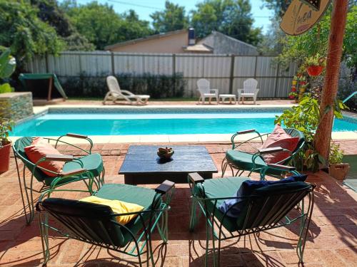 Swimmingpoolen hos eller tæt på Mary's House