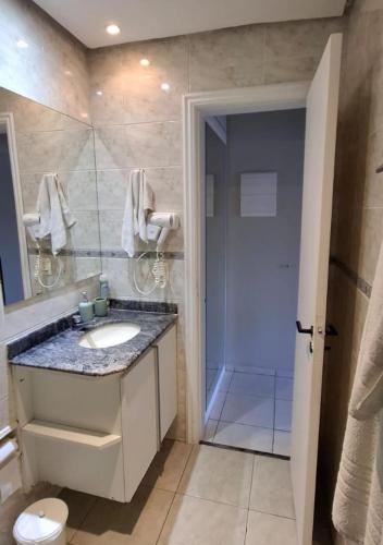 a bathroom with a sink and a shower at Flat Incrível Amarilis dentro da Riviera São Lourenço - 2 Unidades disponíveis, Duplex 2 Quartos, Cozinha e Varanda ou Unidade tipo Estúdio sem Cozinha in Riviera de São Lourenço