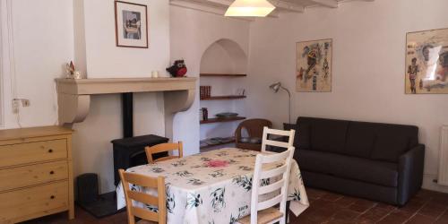 un salon avec une table et un canapé dans l'établissement Le gîte le bastillaume, à La Celle-sous-Gouzon