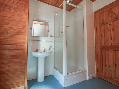 une salle de bain avec douche et lavabo dans l'établissement The Beach House, à Ilfracombe