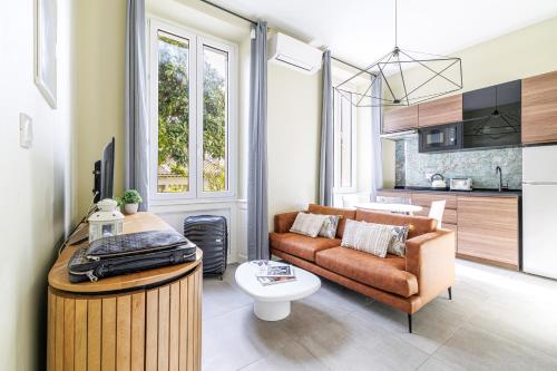 un salon avec un canapé et une table dans l'établissement Lumière Azuréenne, à Villeneuve-Loubet