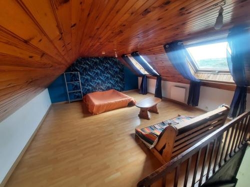 - une vue de tête sur une chambre dotée d'un canapé et d'une fenêtre dans l'établissement Keranna, une maison entre rivière et forêt, à La Forest-Landerneau