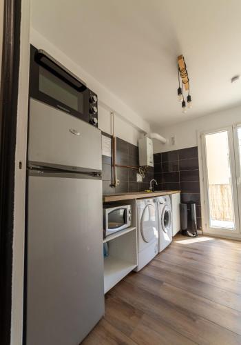 Il comprend une cuisine équipée d'un réfrigérateur et d'un lave-linge/sèche-linge. dans l'établissement Riviera Room 1, à Nice