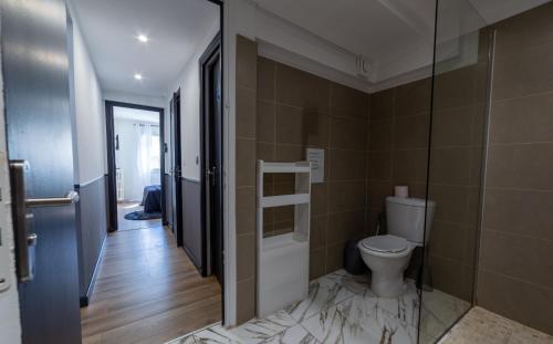La salle de bains est pourvue de toilettes et d'une douche à l'italienne. dans l'établissement Riviera Room 1, à Nice