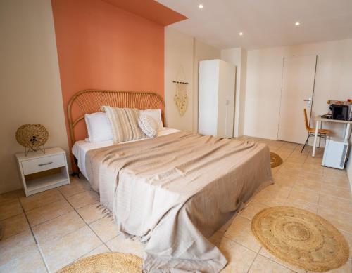 une chambre avec un grand lit dans une pièce dans l'établissement Riviera Room 1, à Nice