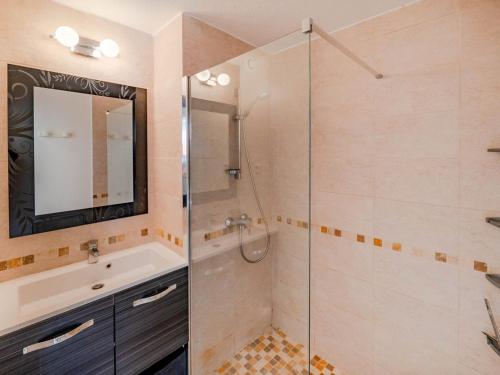 une salle de bain avec douche et lavabo dans l'établissement Studio cabine avec accès direct piscine et mer, parking privé, terrasse - FR-1-472A-154, à Sète