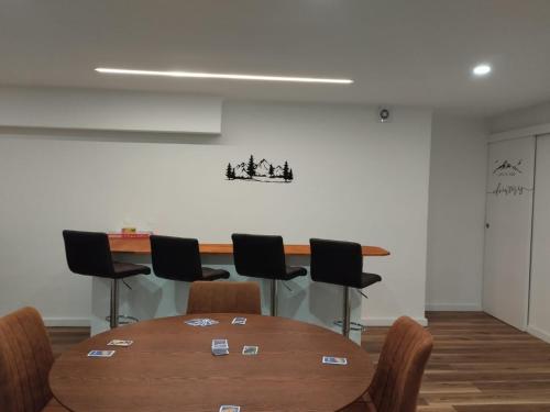 a conference room with a wooden table and chairs at Alpes House da Serra de Sintra in Rio de Mouro