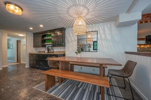 Dapur atau dapur kecil di Country View Oasis With Fireplace And Firepit