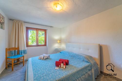 SchifoniにあるOasi Verde - Giardino e Parcheggio Privatoのベッドルーム1室(ベッド1台、ボックス2つ付)